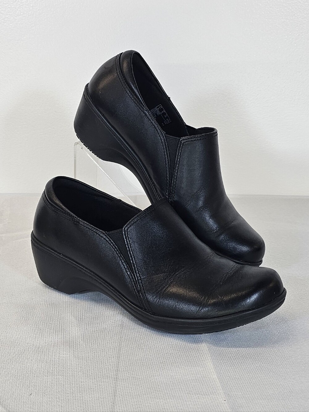NWOB Clarks Slip Resistant Slip-On Black Leather Clogs